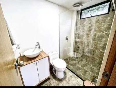 a bathroom with a toilet and a sink and a shower at Villa cerca al aeropuerto in Guarne