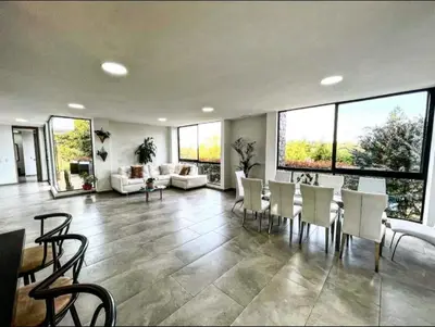a large living room with a table and chairs at Villa cerca al aeropuerto in Guarne