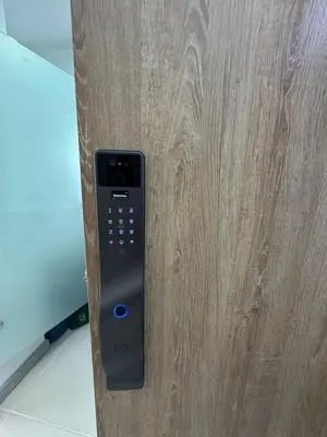 a remote control sticking out of a wooden door at apartamento familiar de 3 habitaciones por meses in La Estrella