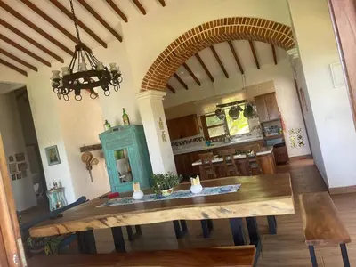 a large kitchen with a wooden table in a room at Casa colonial hermosa divisa a 1 45 h de Medellin in Venecia