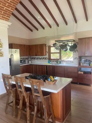 a kitchen with a table with chairs and a counter top at Casa colonial hermosa divisa a 1 45 h de Medellin in Venecia