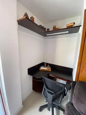 a office with a desk and a chair in a room at Casa Tobi in Rionegro