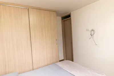a bedroom with a bed and a closet at Apartamento via TERMALES Y LOS NEVADOS in Manizales