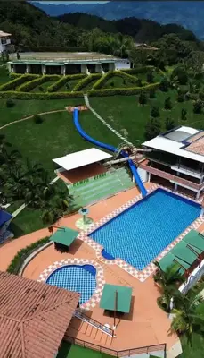 an overhead view of a pool at a resort at Centro vacacional campo verde in Cocorná
