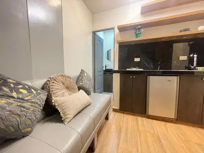 a living room with a couch and a flat screen tv at Apartamento pequeño la 70 estadio laurles in Medellín