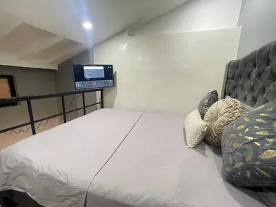 a bedroom with a bed and a tv on the wall at Apartamento pequeño la 70 estadio laurles in Medellín