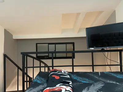 a living room with a couch and a tv at Apartamento pequeño la 70 estadio laurles in Medellín