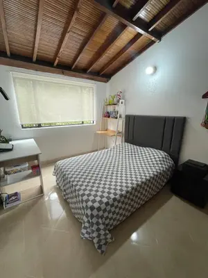 a bedroom with a bed and a window at Hermosa Casa vía al nevado, termales del otoño, cerca al bosque complejo deportivo y clínica, sector san Marcel in Manizales