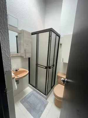 a bathroom with a shower and a toilet and a sink at Hermosa Casa vía al nevado, termales del otoño, cerca al bosque complejo deportivo y clínica, sector san Marcel in Manizales