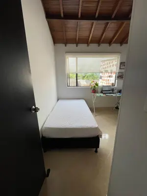 a small bedroom with a bed and a window at Hermosa Casa vía al nevado, termales del otoño, cerca al bosque complejo deportivo y clínica, sector san Marcel in Manizales