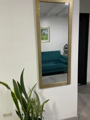 a mirror on a wall with a blue couch at Hermosa Casa vía al nevado, termales del otoño, cerca al bosque complejo deportivo y clínica, sector san Marcel in Manizales