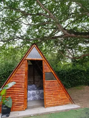 a small wooden house with a window in it at hosteria y camping piedras verdes in Sopetran