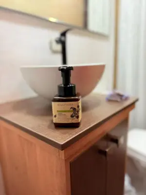a counter with a sink and a bowl on it at Casa incluyendo Glamping! 13 personas, Familias con niños in Jardin