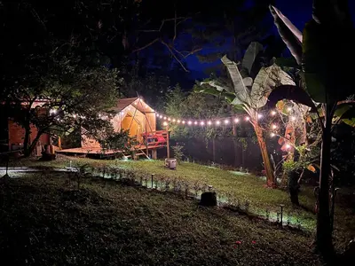 a garden at night with a tent with lights at Casa incluyendo Glamping! 13 personas, Familias con niños in Jardin
