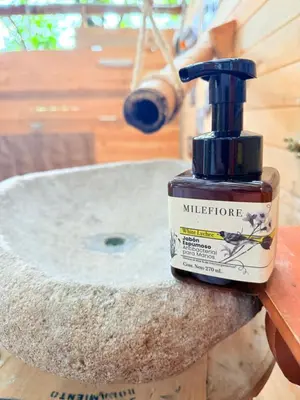 a bottle of mulighter sitting on a table next to a sink at Casa incluyendo Glamping! 13 personas, Familias con niños in Jardin