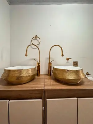 two copper sinks on a wooden counter in a bathroom at Le Jardin d A in Santa Bárbara