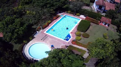 an overhead view of a large swimming pool at Apartamento Campestre La Florida in La Florida