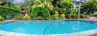 a large blue swimming pool in front of a house at Apartamento Campestre La Florida in La Florida