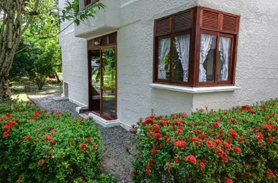 a house with windows and flowers in front of it at Apartamento Campestre La Florida in La Florida