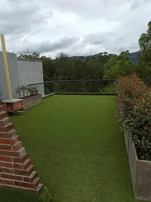 a backyard with green grass and a volleyball court at New Countryside Apartaloft 213 in El Retiro
