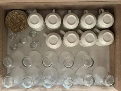 a wooden box filled with glasses and a bunch thereof at Casa amplia y acogedora en el corazón de Laureles in Medellín