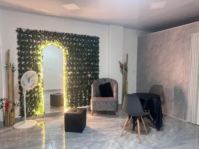 a living room with a wall covered in ivy at Apartamento días - weeks with kitchen in Santa Fe de Antioquia