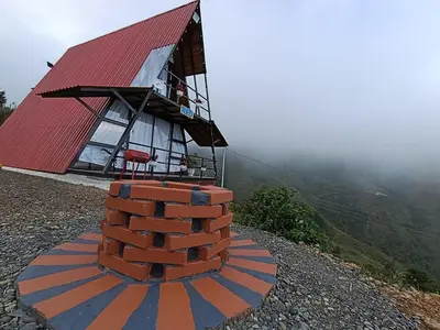 a building with a red roof on top of a mountain at Glamping arcoiris r in Ciudad Bolívar
