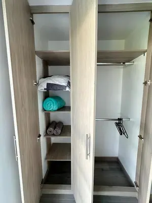a closet with a door open to a closet with towels at Lindo Apto central Urban Mzles in Manizales