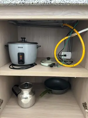 a cabinet with a mixer and a pot on a shelf at Lindo Apto central Urban Mzles in Manizales
