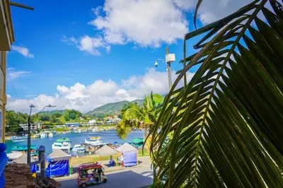 a view of a marina with boats in the water at Comodo apartamento 2-2 - Parqueo cubierto para 1 carro - En el corazón de Guatape in Guatapé