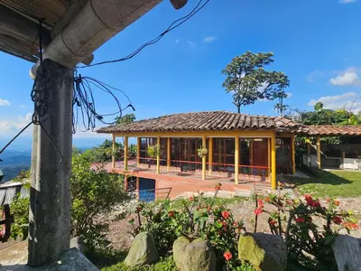 a house on a hill with a view at Perla del Ruiz in Manizales