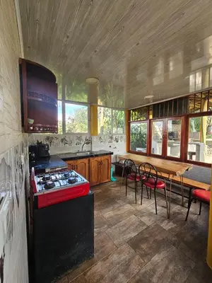 a kitchen with a stove and a table and chairs at Perla del Ruiz in Manizales