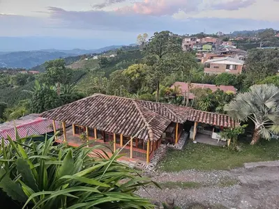 a house with a thatched roof on a hill at Perla del Ruiz in Manizales