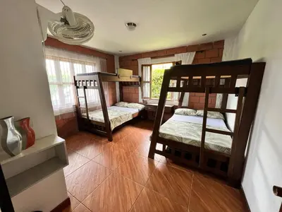 a room with two bunk beds and a window at Hermosa Casa Familiar in Santa Fe de Antioquia