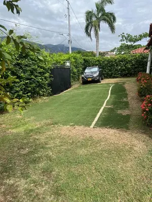 a car parked in the driveway of a house at Hermosa Casa Familiar in Santa Fe de Antioquia