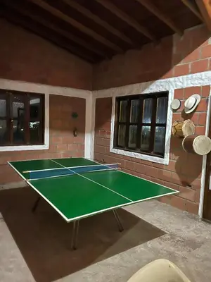a ping pong table in a room with a tennis court at Hermosa Casa Familiar in Santa Fe de Antioquia