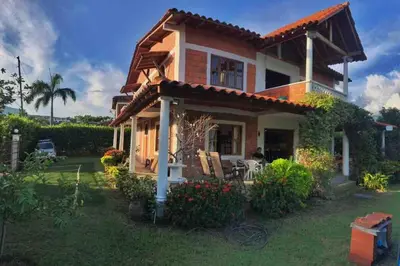 a small house with a garden at Hermosa Casa Familiar in Santa Fe de Antioquia