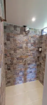 a bathroom with a stone wall at habitación campestre para pareja JAZMIN in Jardin