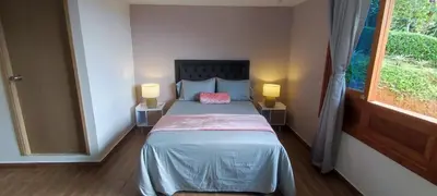 a bedroom with a bed with a pink pillow on it at habitación campestre para pareja JAZMIN in Jardin