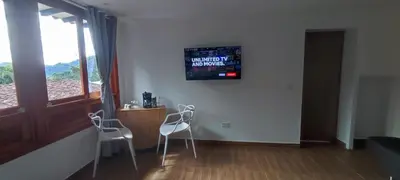 a room with two chairs and a table and a window at habitación campestre para pareja JAZMIN in Jardin