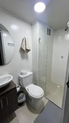 a white bathroom with a toilet and a shower at Apartamentos Nuevos 2 y 3 habitaciones 6 personas - Cerca a Expoferias y Bosque Popular, Cable Aereo in Manizales