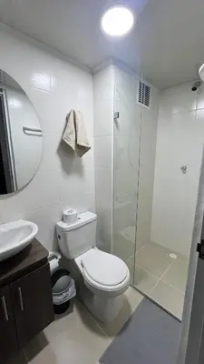 a bathroom with a toilet and a shower and a sink at Apartamentos Nuevos 2 y 3 habitaciones 6 personas - Cerca a Expoferias y Bosque Popular, Cable Aereo in Manizales