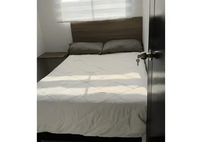 a bedroom with a large white bed with a window at Apartamentos Nuevos 2 y 3 habitaciones 6 personas - Cerca a Expoferias y Bosque Popular, Cable Aereo in Manizales