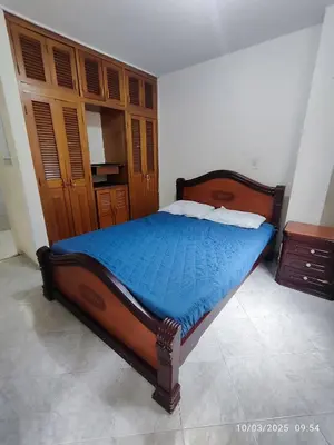 a bedroom with a bed with a blue comforter at Comoda Casa en Itagüí, cerca de Medellín! Ideal para Familias y Grupos in Itagüí