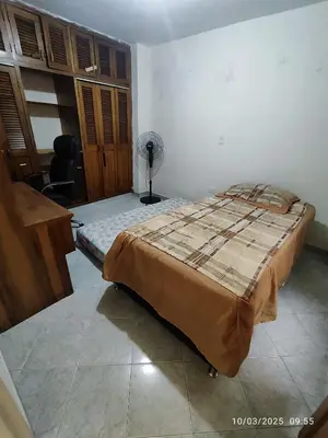 a bedroom with a bed in the corner of a room at Comoda Casa en Itagüí, cerca de Medellín! Ideal para Familias y Grupos in Itagüí
