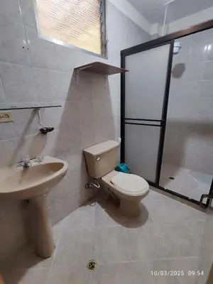 a bathroom with a toilet and a sink at Comoda Casa en Itagüí, cerca de Medellín! Ideal para Familias y Grupos in Itagüí
