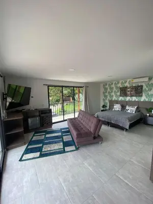 a living room with a couch and a bed and a television at Finca Villa Andrea 1h20min desde Medellín Niquía in Santa Rosa de Osos