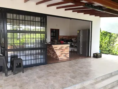 a kitchen with a large sliding glass door at Finca Villa Andrea 1h20min desde Medellín Niquía in Santa Rosa de Osos