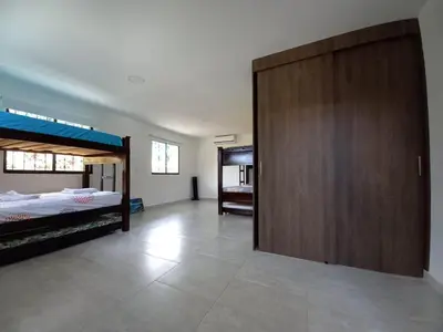 a room with two bunk beds and a wooden door at Finca Villa Andrea 1h20min desde Medellín Niquía in Santa Rosa de Osos