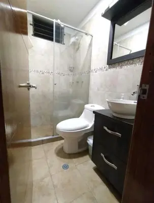 a bathroom with a shower and a toilet and a sink at excelente ubicación Milán in Manizales